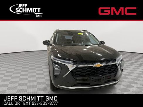 Certified 2025 Chevrolet Trax LT w/ LT Convenience Package FWD image 3