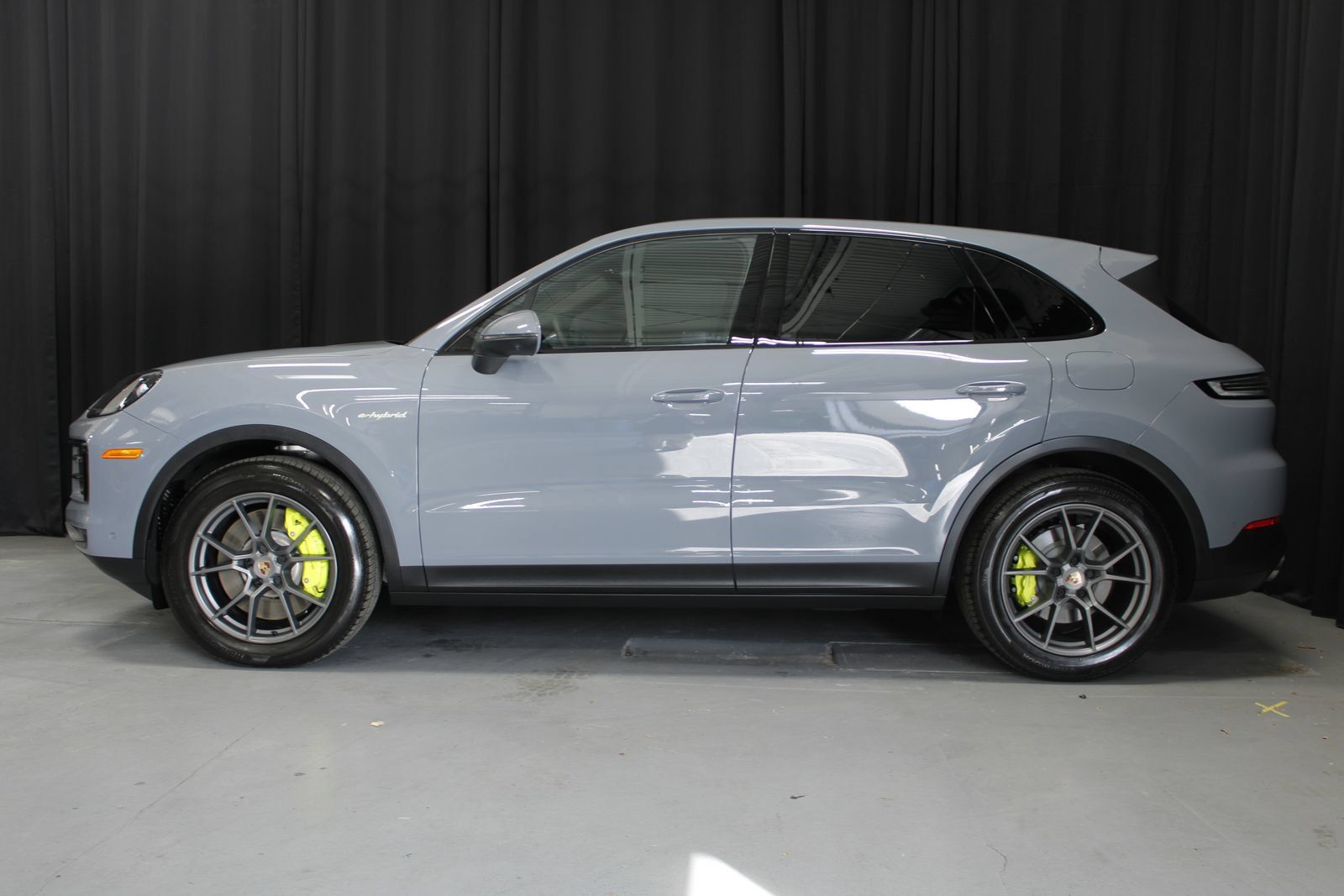 Certified 2026 Porsche Cayenne E-Hybrid AWD/4WD image 2