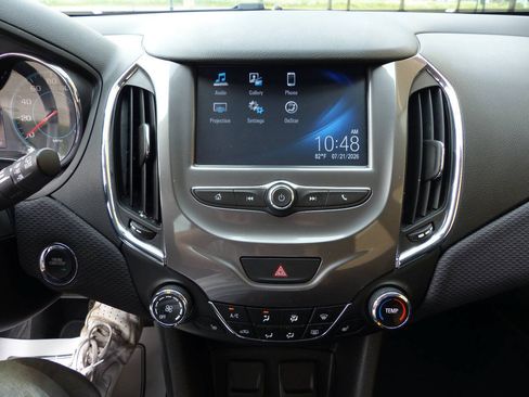 Used 2018 Chevrolet Cruze LT w/ Convenience Package FWD image 28