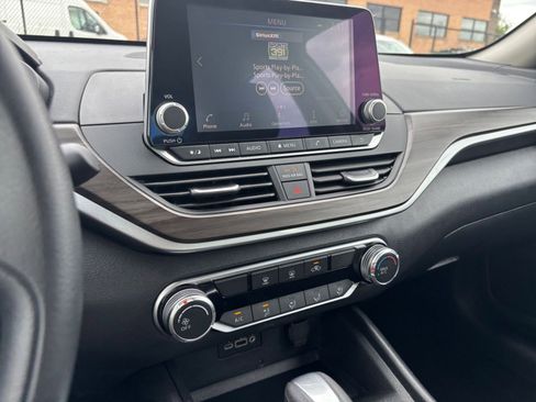Used 2025 Nissan Altima 2.5 SV FWD image 17