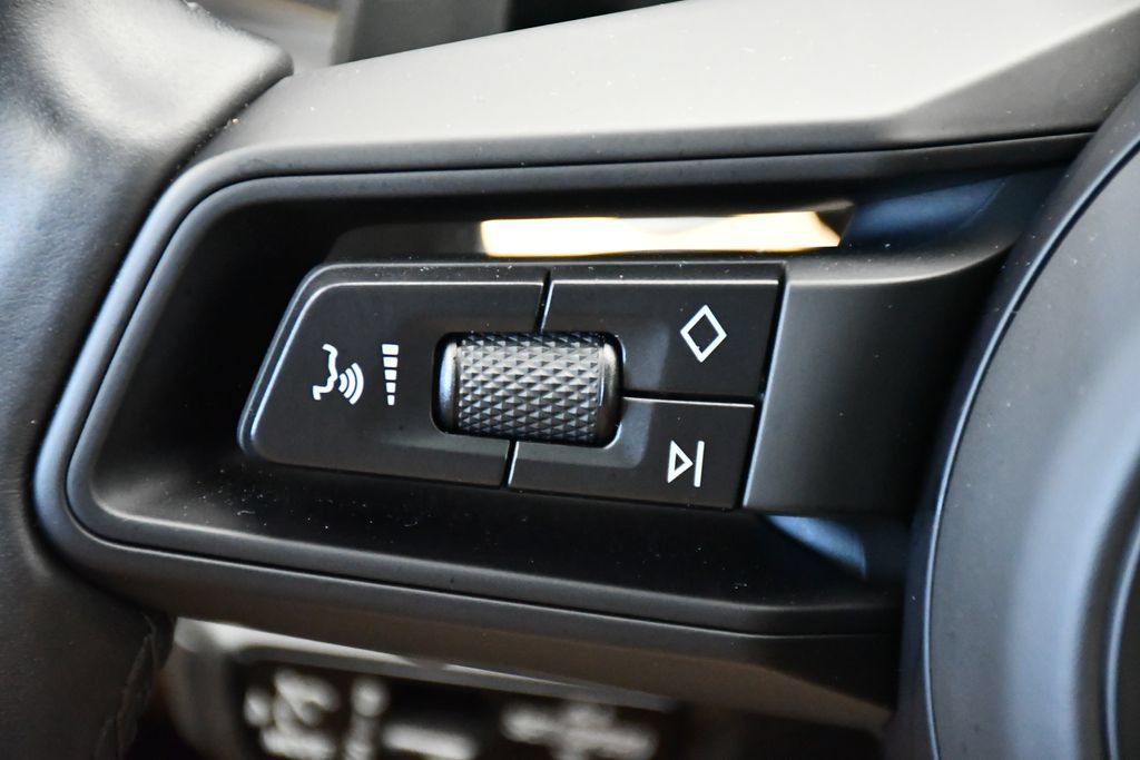 Certified 2025 Porsche Cayenne AWD/4WD image 27