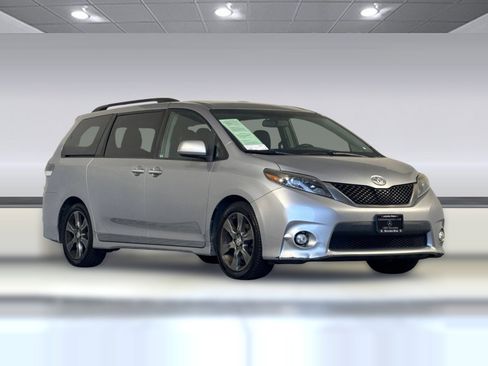 Used 2015 Toyota Sienna SE FWD image 6