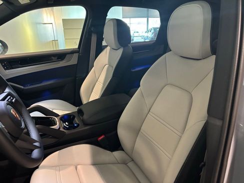 Used 2025 Porsche Cayenne AWD/4WD image 5