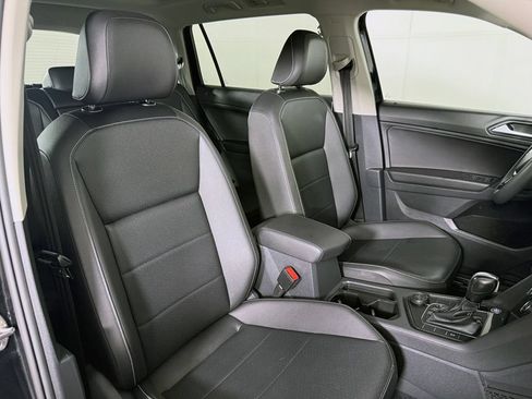 Used 2021 Volkswagen Tiguan SE w/ Panoramic Sunroof Package AWD/4WD image 28