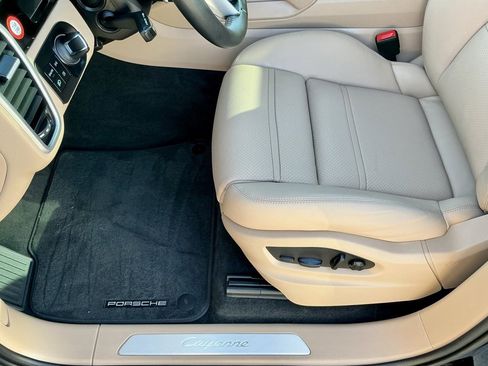 Used 2022 Porsche Cayenne Platinum Edition image 44