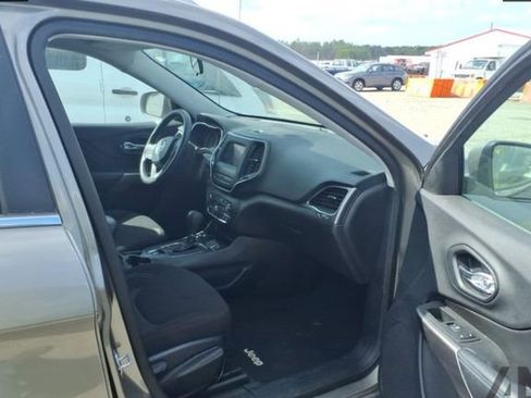 Used 2019 Jeep Cherokee Latitude w/ Popular Appearance Group image 5