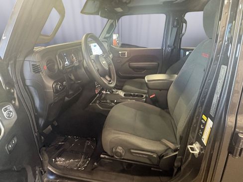 Used 2025 Jeep Wrangler Unlimited Rubicon AWD/4WD image 24