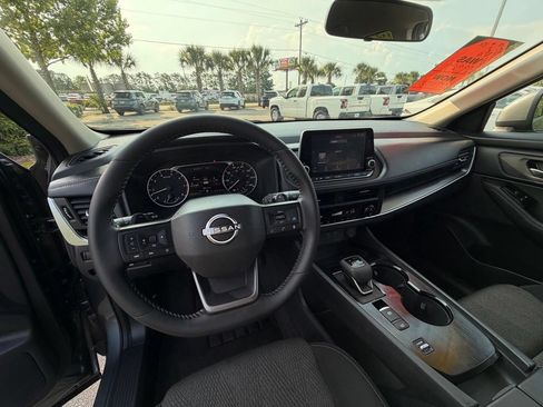 Used 2025 Nissan Rogue SV FWD image 19