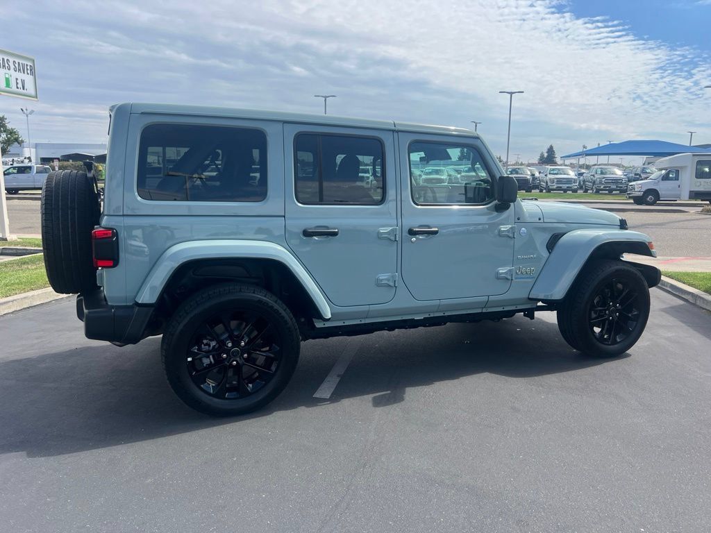 Used 2024 Jeep Wrangler Unlimited Sahara w/ Technology Group AWD/4WD image 13