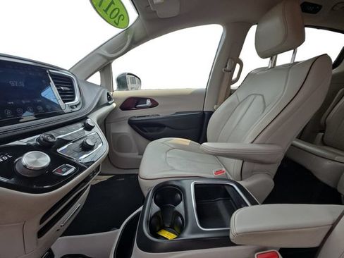Used 2017 Chrysler Pacifica Limited w/ Advanced Safetytec Group FWD image 11