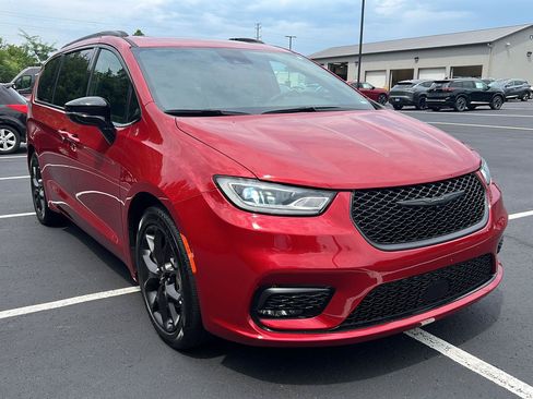 Used 2025 Chrysler Pacifica Limited FWD image 7