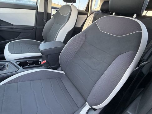 New 2025 Volkswagen Taos SE image 18