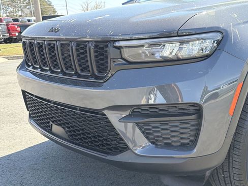 Used 2025 Jeep Grand Cherokee Altitude image 30