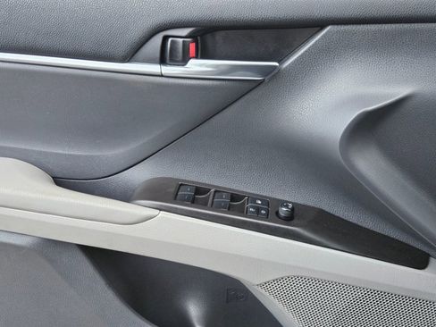 Used 2022 Toyota Camry SE image 5