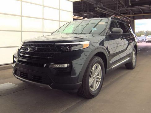 Used 2024 Ford Explorer XLT w/ Equipment Group 202A AWD/4WD image 2