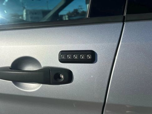 Used 2017 Ford Explorer XLT image 11