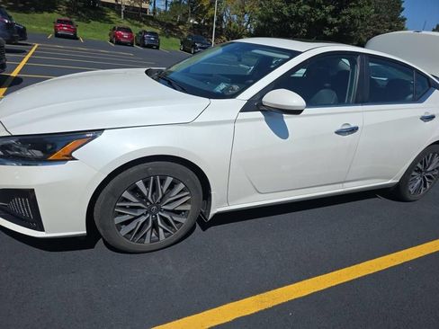 Certified 2023 Nissan Altima 2.5 SV w/ SV Premium Package FWD image 3