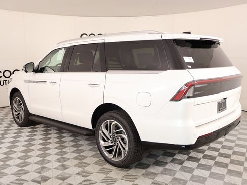 New 2026 Lincoln Navigator Premiere AWD/4WD image 23