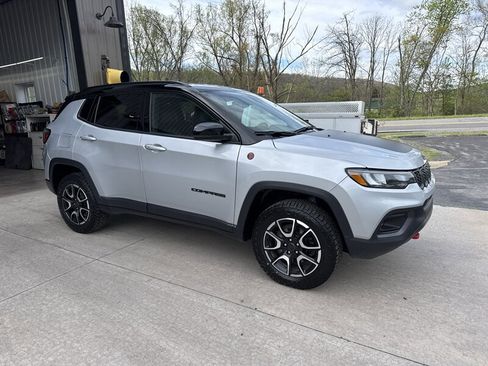 Used 2025 Jeep Compass Trailhawk AWD/4WD image 2