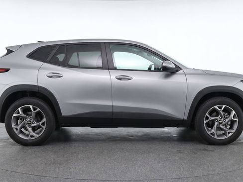 Used 2025 Chevrolet Trax LT FWD image 11