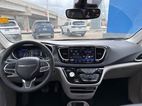 Used 2024 Chrysler Pacifica Touring-L image 6