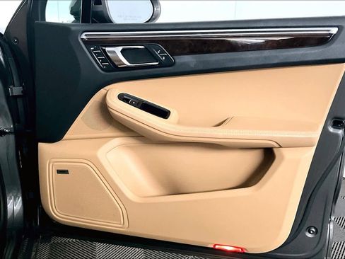 Used 2018 Porsche Macan S image 22