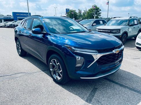 Used 2024 Chevrolet Trax LT FWD image 9