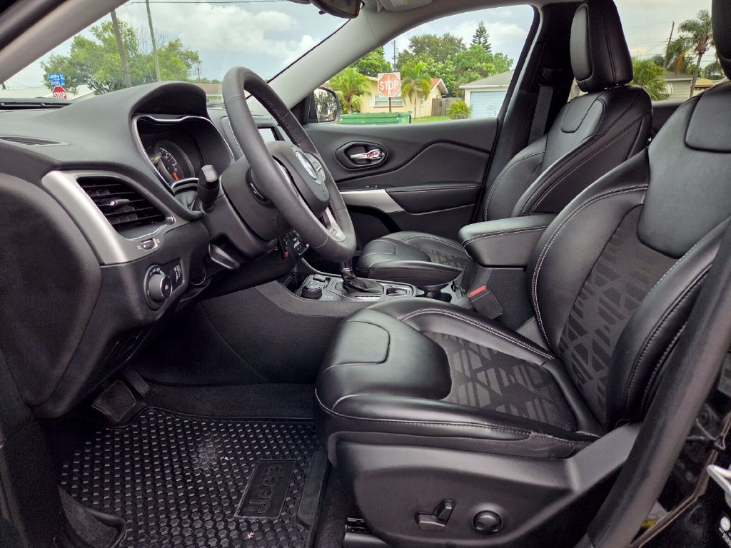 Certified 2022 Jeep Cherokee Latitude w/ Sun & Sound Group AWD/4WD image 13