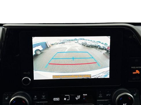 Used 2023 Toyota Highlander XLE AWD/4WD image 15