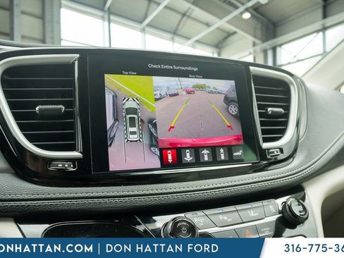 Used 2021 Chrysler Pacifica Touring-L FWD image 8