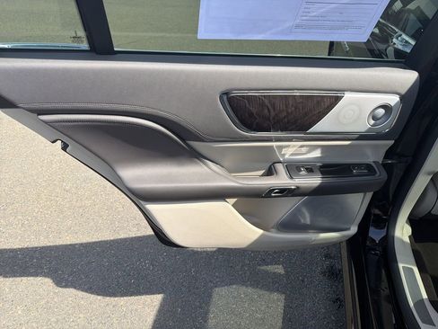 Used 2019 Lincoln Continental Reserve image 12