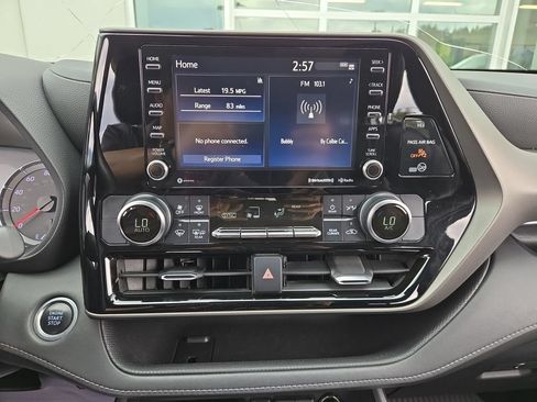 Used 2020 Toyota Highlander LE AWD/4WD image 24