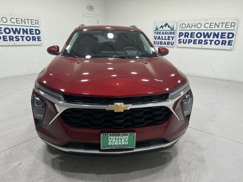 Used 2025 Chevrolet Trax LT w/ Driver Confidence Package FWD image 3