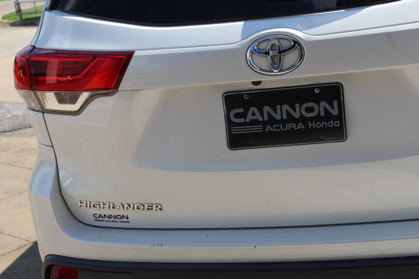 Used 2019 Toyota Highlander LE FWD image 5