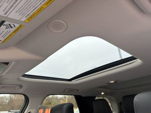 Used 2022 Land Rover Discovery S image 22