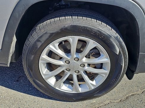 Used 2019 Jeep Cherokee Latitude w/ Popular Appearance Group image 8