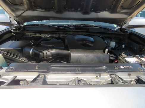 Used 2017 Toyota Tacoma SR5 w/ Tow Package image 30