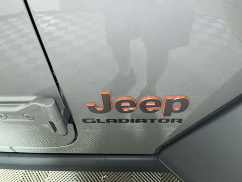 Used 2022 Jeep Gladiator Mojave w/ Cold Weather Group AWD/4WD image 11