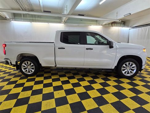Used 2019 Chevrolet Silverado 1500 Custom w/ Custom Value Package image 2