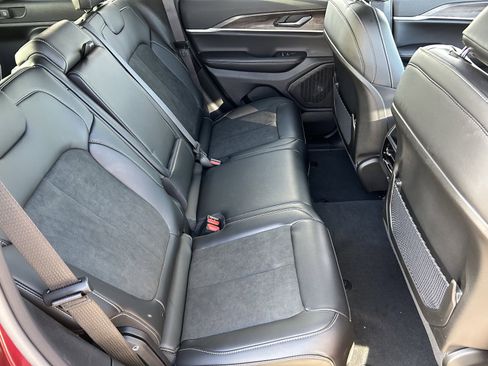 New 2026 Jeep Grand Cherokee Altitude image 10