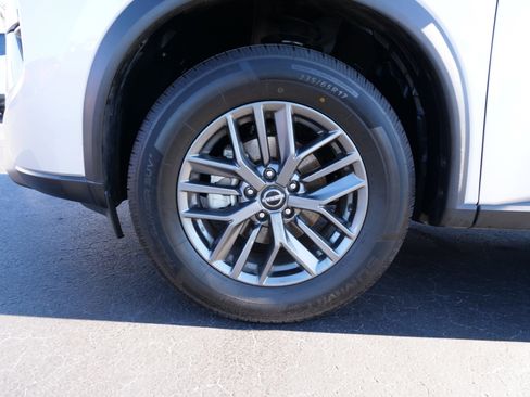 Used 2024 Nissan Rogue S image 13