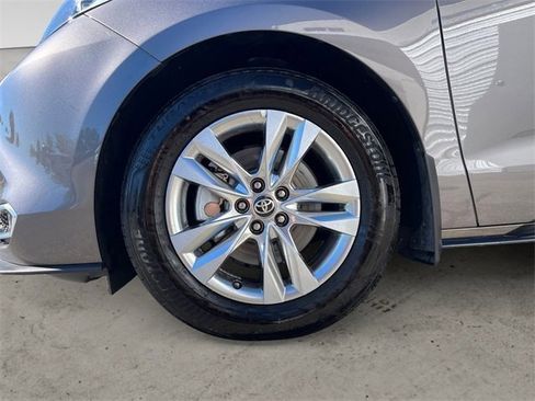 Used 2023 Toyota Sienna Limited image 15