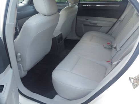 Used 2006 Chrysler 300 Touring w/ Comfort/Convenience Group RWD image 11