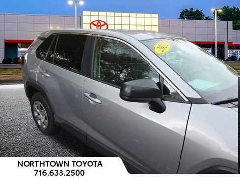 Used 2022 Toyota RAV4 LE image 3