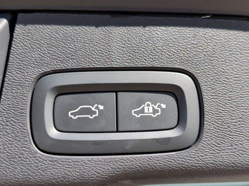 Used 2025 Volvo XC60 B5 Plus image 34