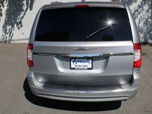 Used 2015 Chrysler Town & Country Touring image 8