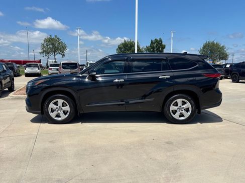 Used 2022 Toyota Highlander L FWD image 2