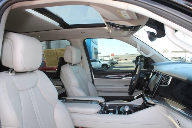 Used 2022 Jeep Wagoneer Series II w/ Premium Group I AWD/4WD image 16
