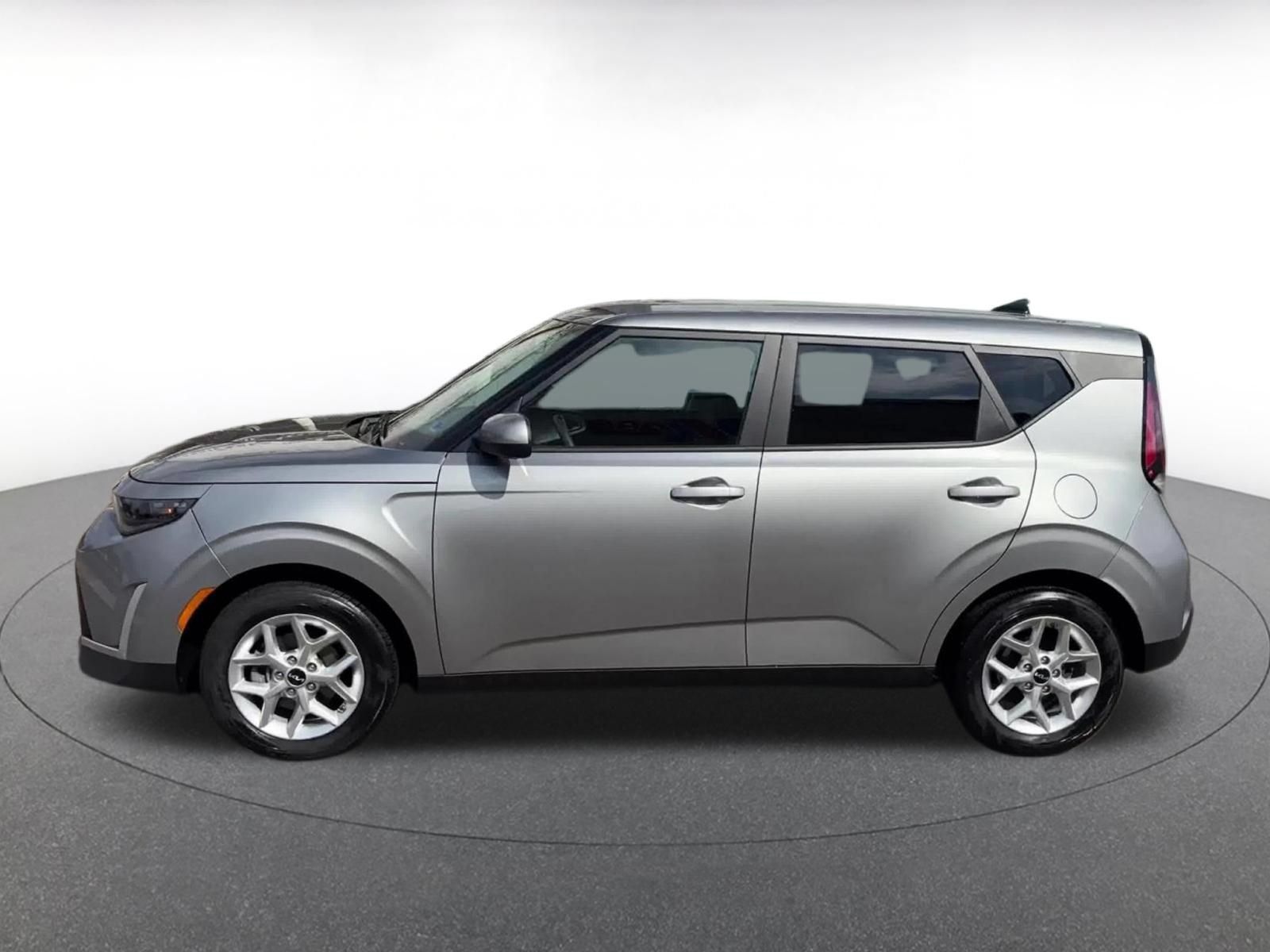 Used 2025 Kia Soul LX w/ LX Technology Package FWD image 8