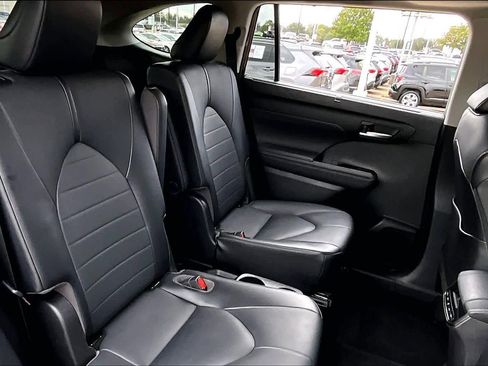 Used 2021 Toyota Highlander XLE image 20